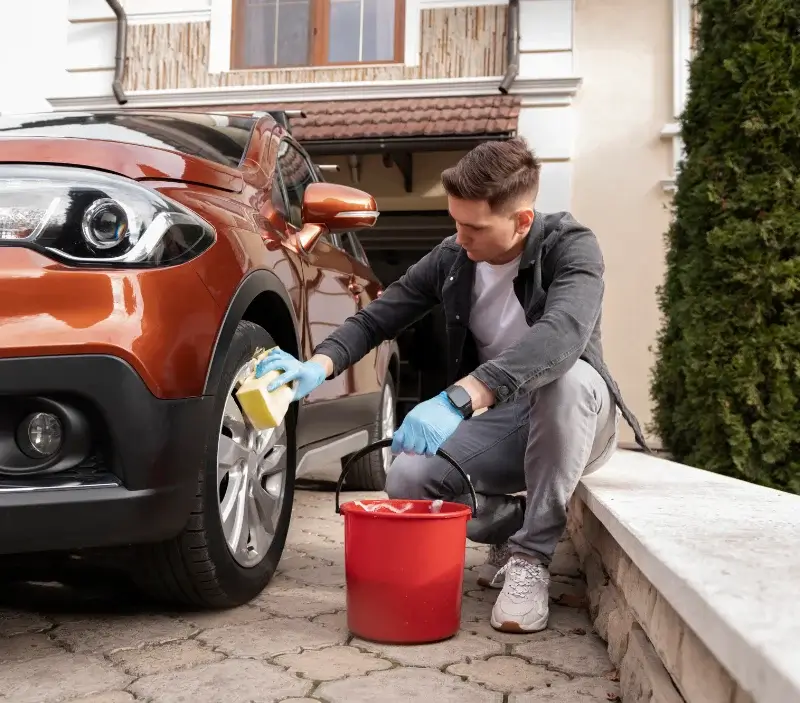 Lavage auto à domicile Lavaveix-les-Mines : professionnel intervenant sur un véhicule
